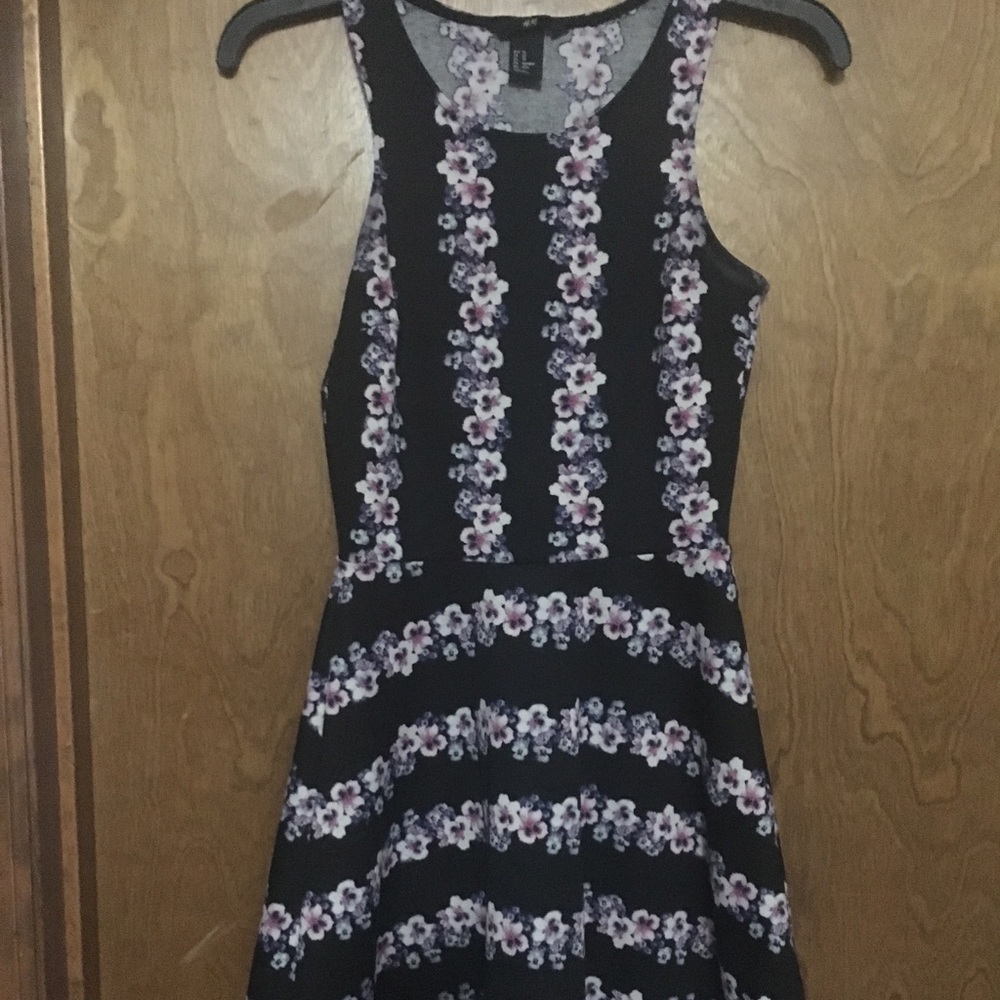 Fun sleeveless H&M’s black floral dress.